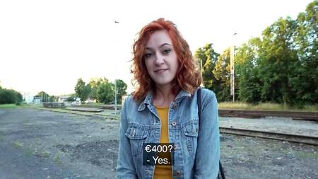 Пикапер трахает за деньги рыжую телку на улице и в чулане