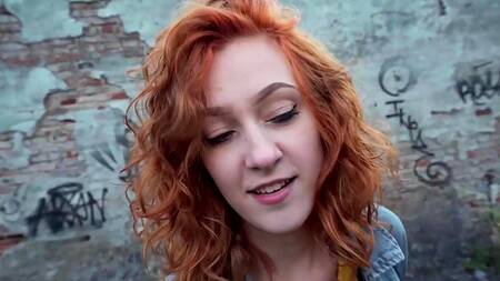 Пикапер трахает за деньги рыжую телку на улице и в чулане