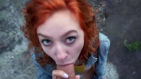 Пикапер трахает за деньги рыжую телку на улице и в чулане