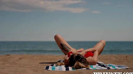 Белокурая худышка после пляжа бежит ебаться с негром