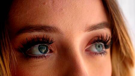 Телка в обрезе Уэнздей трахается со сводной сестрой и братом