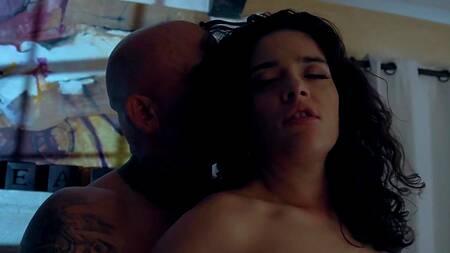 Мужик после ресторана страстно трахает жопастую брюнетку