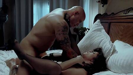 Мужик после ресторана страстно трахает жопастую брюнетку