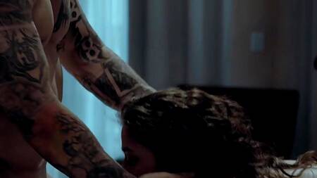 Мужик после ресторана страстно трахает жопастую брюнетку