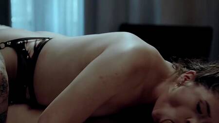 Мужик после ресторана страстно трахает жопастую брюнетку