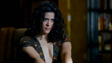 Мужик после ресторана страстно трахает жопастую брюнетку