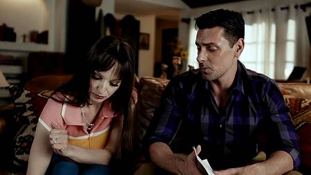 Мужик после ресторана страстно трахает жопастую брюнетку