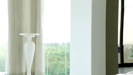 Наказывает телку анальной еблей, чтобы та не ходила голой по отелю