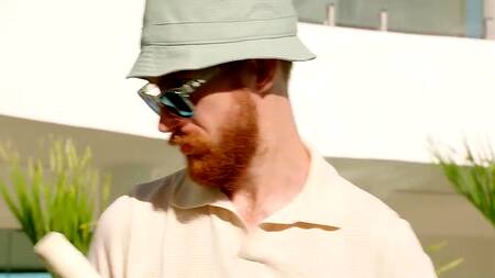 Наказывает телку анальной еблей, чтобы та не ходила голой по отелю