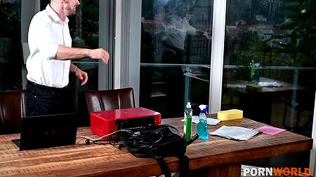 Секретарша моет окна и соблазняет на секс босса и заместителя