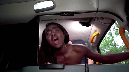 Милая негритянка расплачивается с негром сексом за поездку