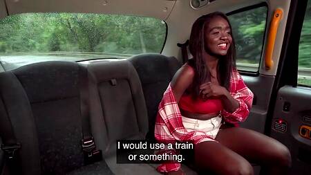 Милая негритянка расплачивается с негром сексом за поездку
