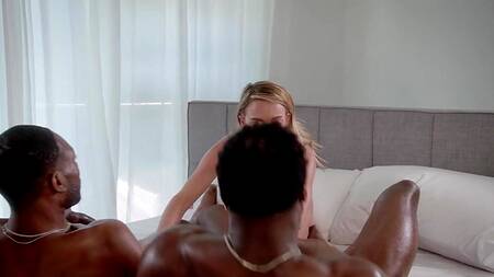 Стройная красотка у бассейна соблазняет негров на секс втроем