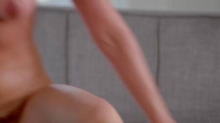 Стройная красотка у бассейна соблазняет негров на секс втроем