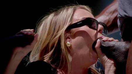 Стройная красотка у бассейна соблазняет негров на секс втроем