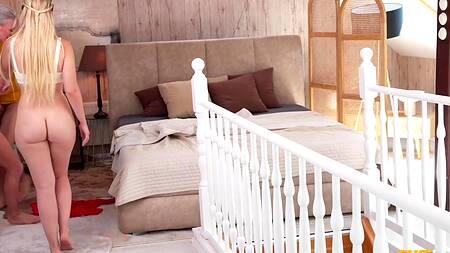 Зрелой уборщице захотелось секса с молодой парой