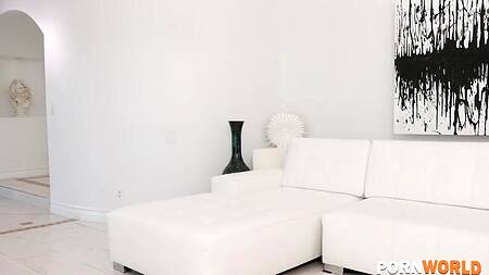 Белокурая секретарша соблазняет черного босса на еблю