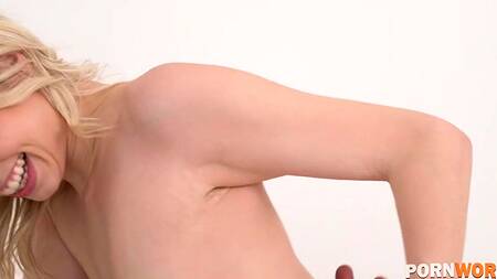 Белокурая секретарша соблазняет черного босса на еблю