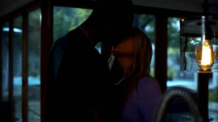 Зрелая блондинка чувственно трахнулась с черным приятелем