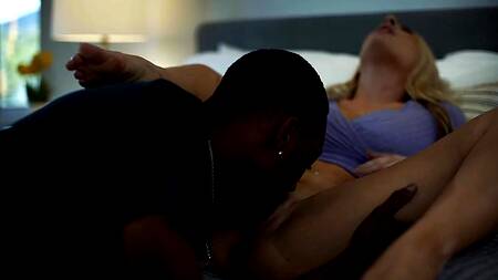 Зрелая блондинка чувственно трахнулась с черным приятелем
