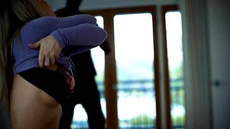 Зрелая блондинка чувственно трахнулась с черным приятелем