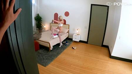 Дарит милой блондинке нижнее бельё и трахает её