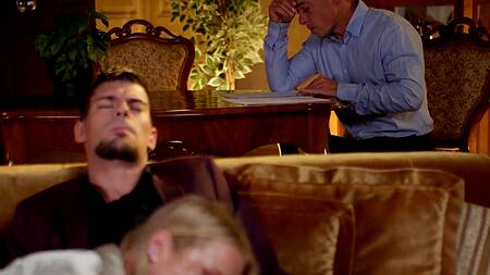 Русская красотка Alexa Flexy отдается двум мужчинам в обе дырки