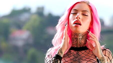 Татуированная Chantal Danielle с розовыми волосами отдается негру