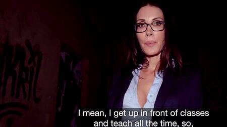 Зрелая офисная работница опаздывает домой из-за секс на улице