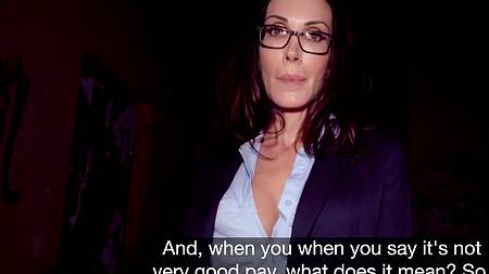 Зрелая офисная работница опаздывает домой из-за секс на улице