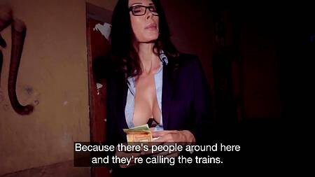 Зрелая офисная работница опаздывает домой из-за секс на улице