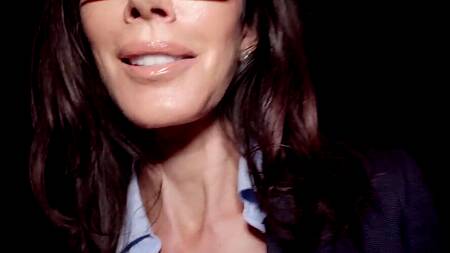 Зрелая офисная работница опаздывает домой из-за секс на улице