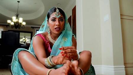 Индийская девушка ослушалась родителей и трахается до свадьбы