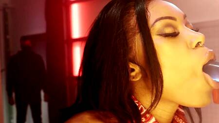 Черная ковбойша Nadia Jay не смогла выбрать идеальный фаллос