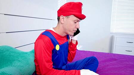 Парень в костюме Марио трахает мачеху в костюме принцессы в жопу