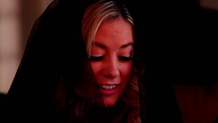 Хотели вызвать духов на Хэллоуин и занялись групповым сексом