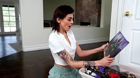 Худая Angel Windell ебется на Хэллоуин перед вечеринкой