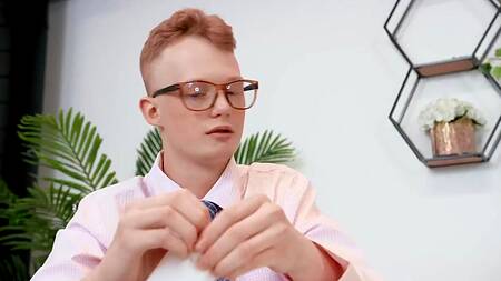 Худая азиатка Alexia Anders ебется с двумя в офисе