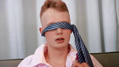 Худая азиатка Alexia Anders ебется с двумя в офисе