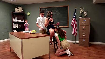 Училка после занятий учит девку и парня трахаться