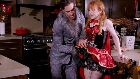 Отчим в образе Волка трахает падчерицу в образе Красной Шапочки