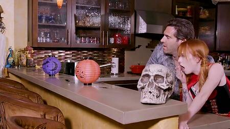 Отчим в образе Волка трахает падчерицу в образе Красной Шапочки