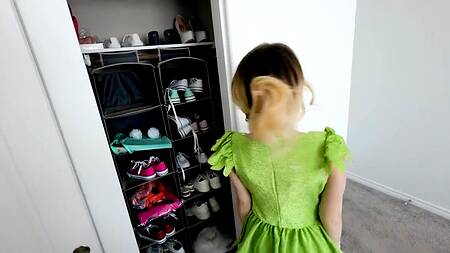 Пара выбирает костюмы на Хэллоуин и ебется