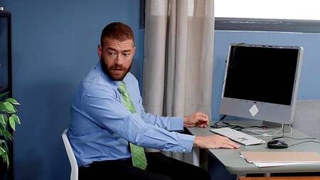 Застает коллегу за еблей на работе и тоже её трахает