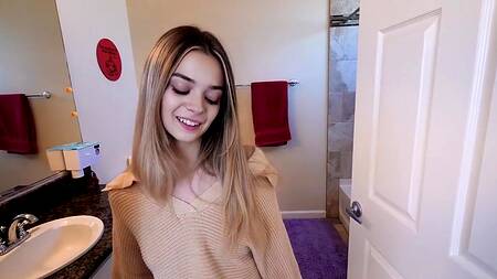 Милая падчерица Molly Little показывает голое тело и дает отчиму