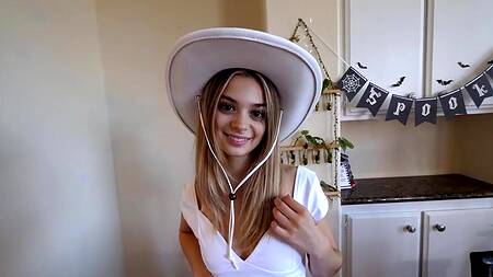 Милая падчерица Molly Little показывает голое тело и дает отчиму