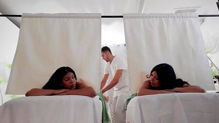 Массажист трахает одну клиентку пока вторая спит