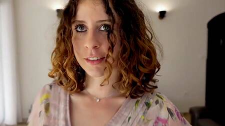 Рыжая Little Arden с милым лицом хочет на толстый хуй