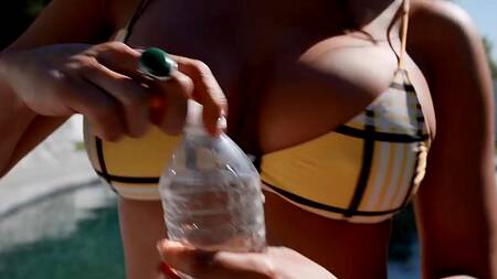 Luna Star садится сантехнику на лицо и отдается в жопу