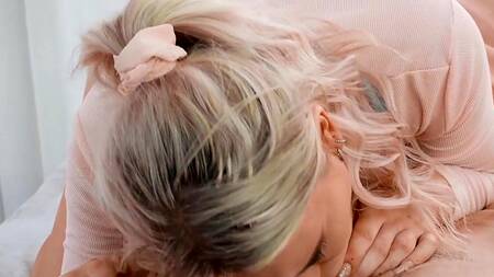 Gina Varney интересно куда ей достанет член парня